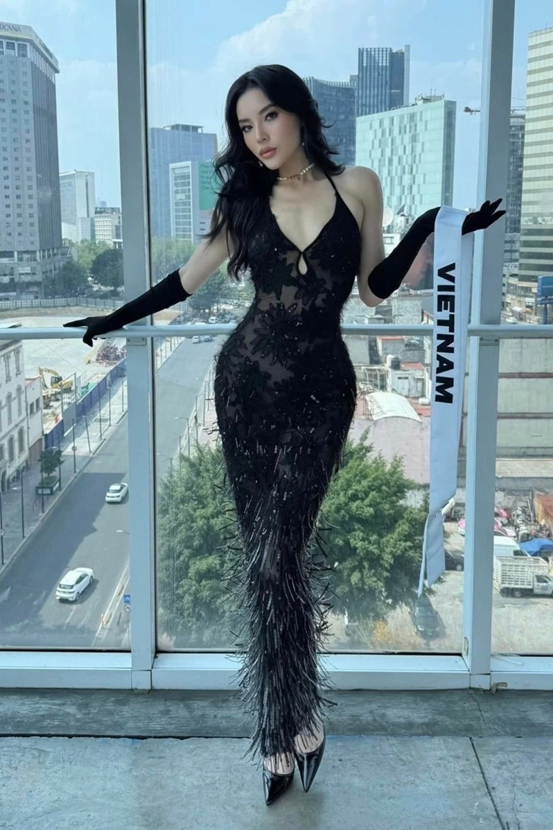 Ngày 4/11 (giờ địa phương), Hoa hậu Kỳ Duyên bước vào ngày thứ sáu hoạt động ở Miss Universe 2024. Đầm xẻ đính tua rua giúp mỹ nhân 28 tuổi tôn đường cong. Cô đeo gang tay tiệp màu, hoàn thiện tổng thể. Ngày 4/11 (giờ địa phương), Hoa hậu Kỳ Duyên bước vào ngày thứ sáu hoạt động ở Miss Universe 2024. Đầm xẻ đính tua rua giúp mỹ nhân 28 tuổi tôn đường cong. Cô đeo gang tay tiệp màu, hoàn thiện tổng thể.