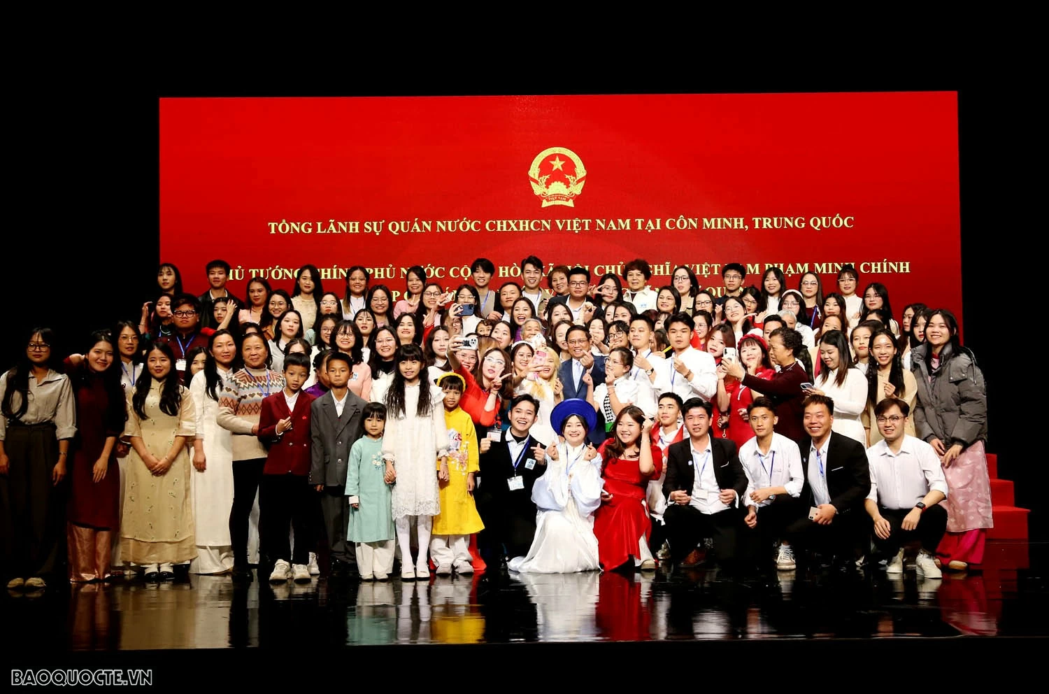 Thủ tướng Phạm Minh Chính gặp gỡ cộng đồng người Việt và dự Lễ hội Văn hoá – Du lịch Việt Nam tại Côn Minh, tỉnh Vân Nam, Trung Quốc. Thủ tướng Phạm Minh Chính gặp gỡ cộng đồng người Việt và dự Lễ hội Văn hoá - Du lịch Việt Nam tại Côn Minh, Vân Nam, Trung Quốc