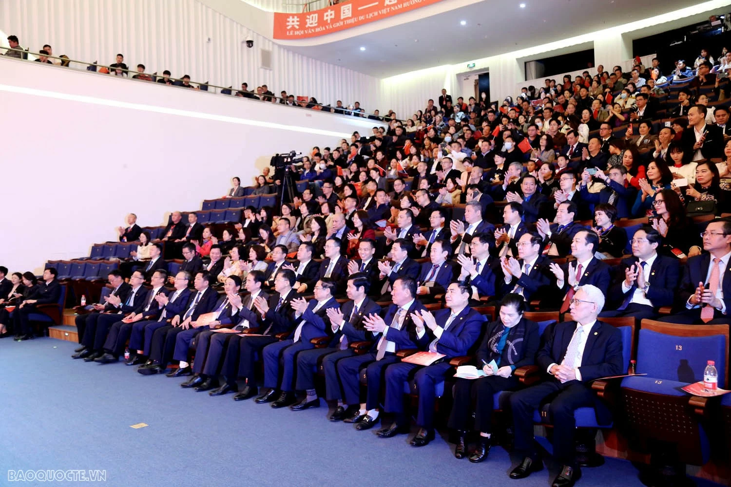 Thủ tướng Phạm Minh Chính gặp gỡ cộng đồng người Việt và dự Lễ hội Văn hoá – Du lịch Việt Nam tại Côn Minh, tỉnh Vân Nam, Trung Quốc. Thủ tướng Phạm Minh Chính gặp gỡ cộng đồng người Việt và dự Lễ hội Văn hoá - Du lịch Việt Nam tại Côn Minh, Vân Nam, Trung Quốc