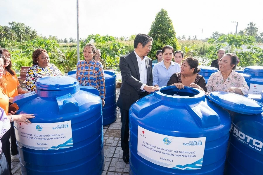 Hỗ trợ phụ nữ bị ảnh hưởng bởi hạn hán, xâm nhập mặn tại Cà Mau và Ninh Thuận Hỗ trợ phụ nữ bị ảnh hưởng bởi hạn hán, xâm nhập mặn tại Cà Mau và Ninh Thuận