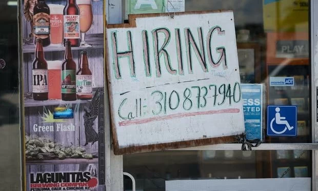 Tấm biển hiệu tuyển dụng bên ngoài một cửa hàng tiện ích ở Los Angeles, California. (Nguồn: EPA) Tấm biển hiệu tuyển dụng bên ngoài một cửa hàng tiện ích ở Los Angeles, California. (Nguồn: EPA)