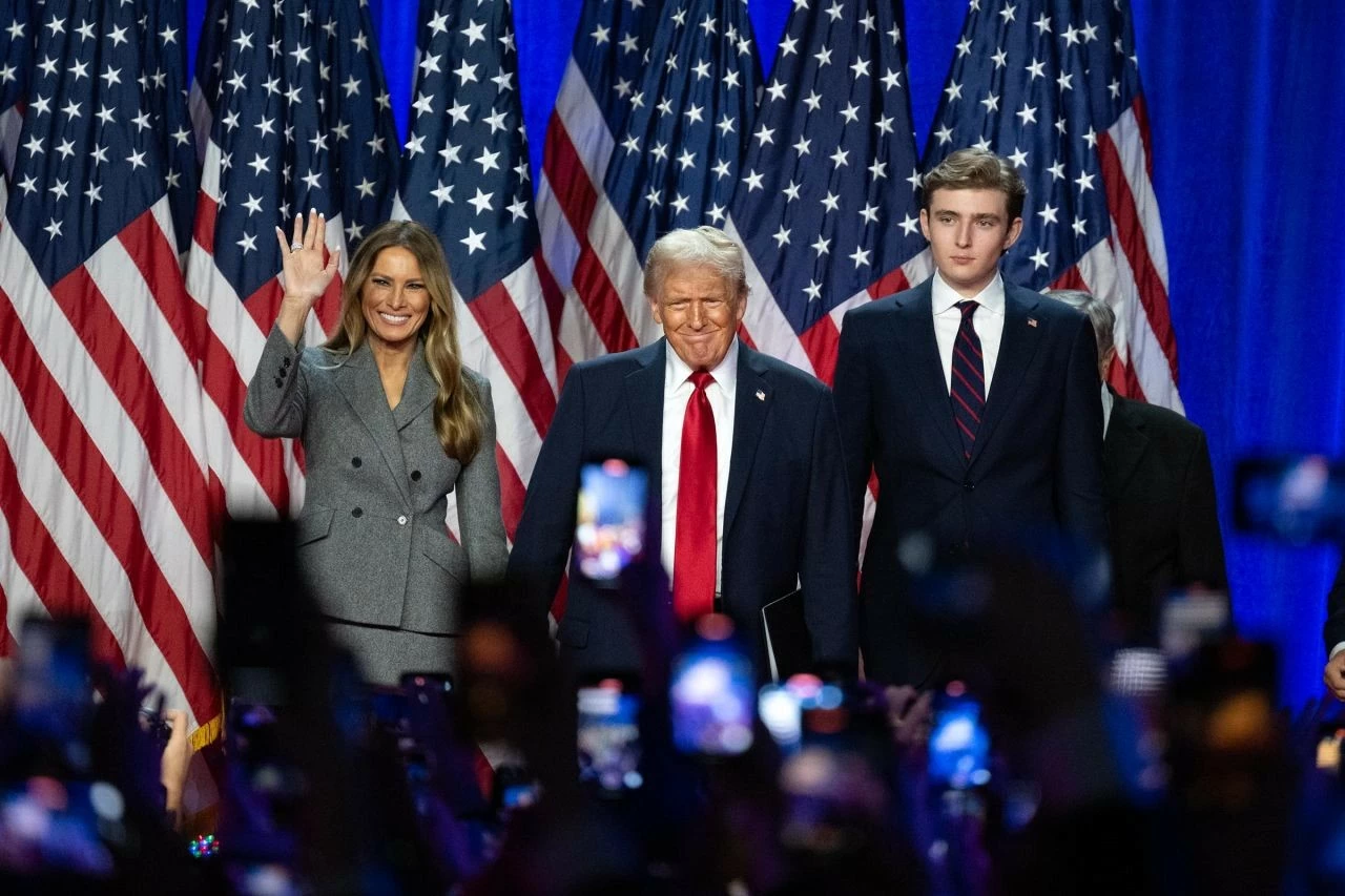 ng cử viên tổng thống đảng Cộng hòa và cựu Tổng thống Hoa Kỳ Donald Trump bước lên sân khấu cùng vợ Melania, con trai Eric và con dâu Lara, sau kết quả ban đầu của cuộc bầu cử tổng thống Hoa Kỳ năm 2024 tại Trung tâm Hội nghị Quận Palm Beach, ở West Palm Beach, Florida, Hoa Kỳ. (Nguồn ng cử viên tổng thống đảng Cộng hòa và cựu Tổng thống Hoa Kỳ Donald Trump bước lên sân khấu cùng vợ Melania, con trai Eric và con dâu Lara, sau kết quả ban đầu của cuộc bầu cử tổng thống Hoa Kỳ năm 2024 tại Trung tâm Hội nghị Quận Palm Beach, ở West Palm