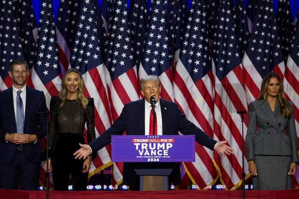 ng cử viên tổng thống đảng Cộng hòa và cựu Tổng thống Hoa Kỳ Donald Trump bước lên sân khấu cùng vợ Melania, con trai Eric và con dâu Lara, sau kết quả ban đầu của cuộc bầu cử tổng thống Hoa Kỳ năm 2024 tại Trung tâm Hội nghị Quận Palm Beach, ở West Palm Beach, Florida, Hoa Kỳ. (Nguồn: Reuters) ng cử viên tổng thống đảng Cộng hòa và cựu Tổng thống Hoa Kỳ Donald Trump bước lên sân khấu cùng vợ Melania, con trai Eric và con dâu Lara, sau kết quả ban đầu của cuộc bầu cử tổng thống Hoa Kỳ năm 2024 tại Trung tâm Hội nghị Quận Palm Beach, ở West Palm Beach, Florida, Hoa Kỳ. (Nguồn: Reuters)