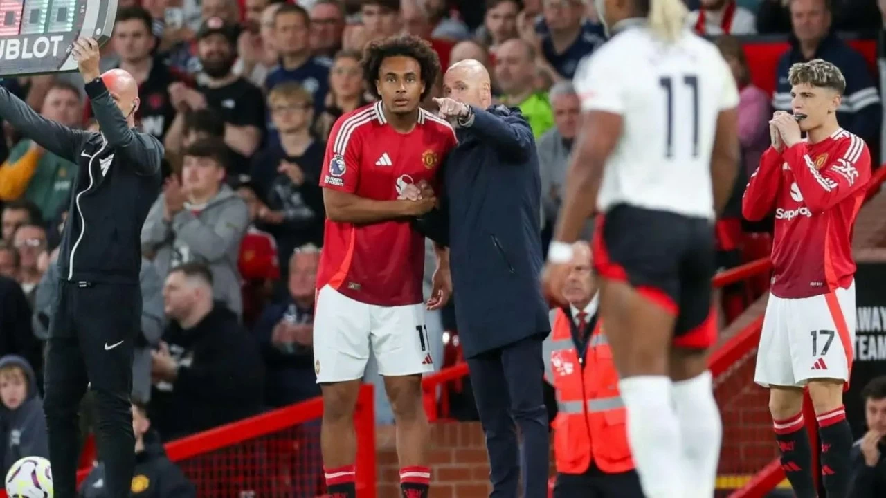 HLV Erik Ten Hag bị ép mua tiền đạo Joshua Zirkzee? HLV Erik Ten Hag bị ép mua tiền đạo Joshua Zirkzee?