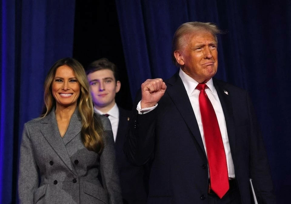 Ứng cử viên tổng thống đảng Cộng hòa Donald Trump và cùng đồng minh và gia đình xuất hiện trên sân khấu tại Trung tâm Hội nghị West Palm Beach ở Florida ngày 6/11. (Nguồn: AFP) Ứng cử viên tổng thống đảng Cộng hòa Donald Trump và cùng đồng minh và gia đình xuất hiện trên sân khấu tại Trung tâm Hội nghị West Palm Beach ở Florida ngày 6/11. (Nguồn: AFP)