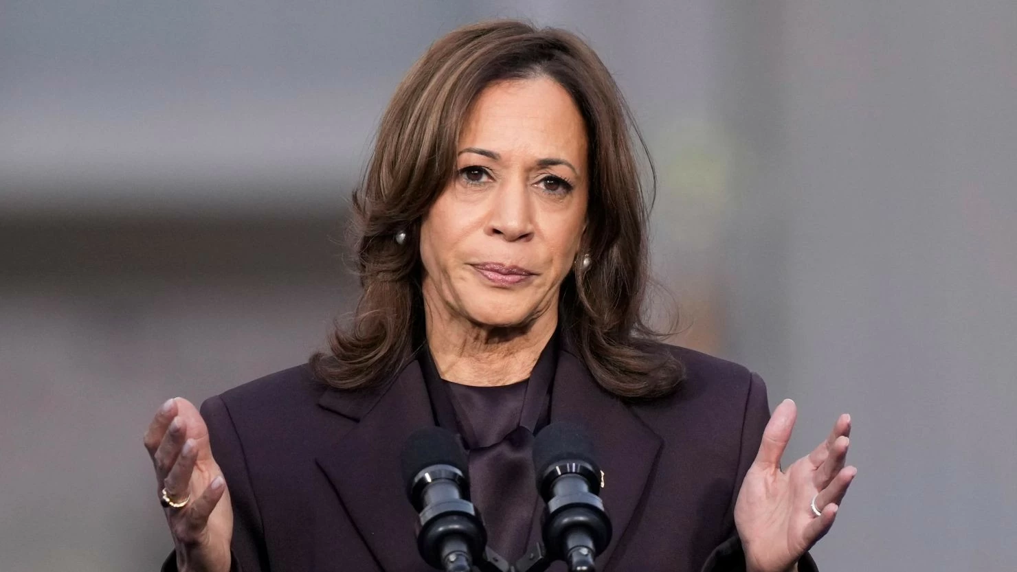 Bà Kamala Harris phát biểu: Hôm nay trái tim tôi tràn đầy... mọi chuyện rồi sẽ ổn thôi và đừng bao giờ bỏ cuộc! CNN Bà Kamala Harris phát biểu: Hôm nay trái tim tôi tràn đầy... mọi chuyện rồi sẽ ổn thôi và đừng bao giờ bỏ cuộc! CNN