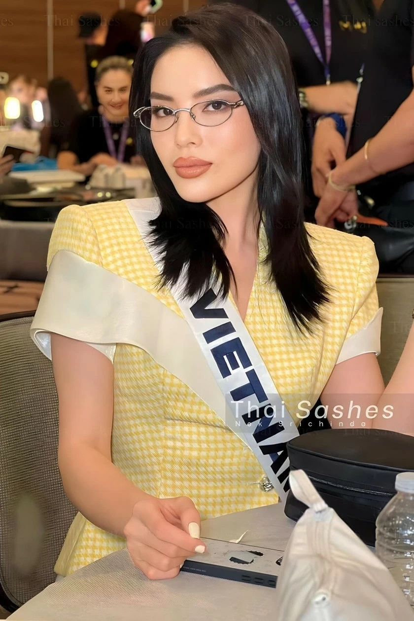 Hoa hậu Kỳ Duyên xếp thứ tư trong danh sách 35 người đẹp nổi bật trong ngày thứ tám ở Miss Universe 2024 do chuyên trang nhan sắc Sash Factor công bố hôm 6/11 (giờ địa phương). Hoa hậu Kỳ Duyên xếp thứ tư trong danh sách 35 người đẹp nổi bật trong ngày thứ tám ở Miss Universe 2024 do chuyên trang nhan sắc Sash Factor công bố hôm 6/11 (giờ địa phương).