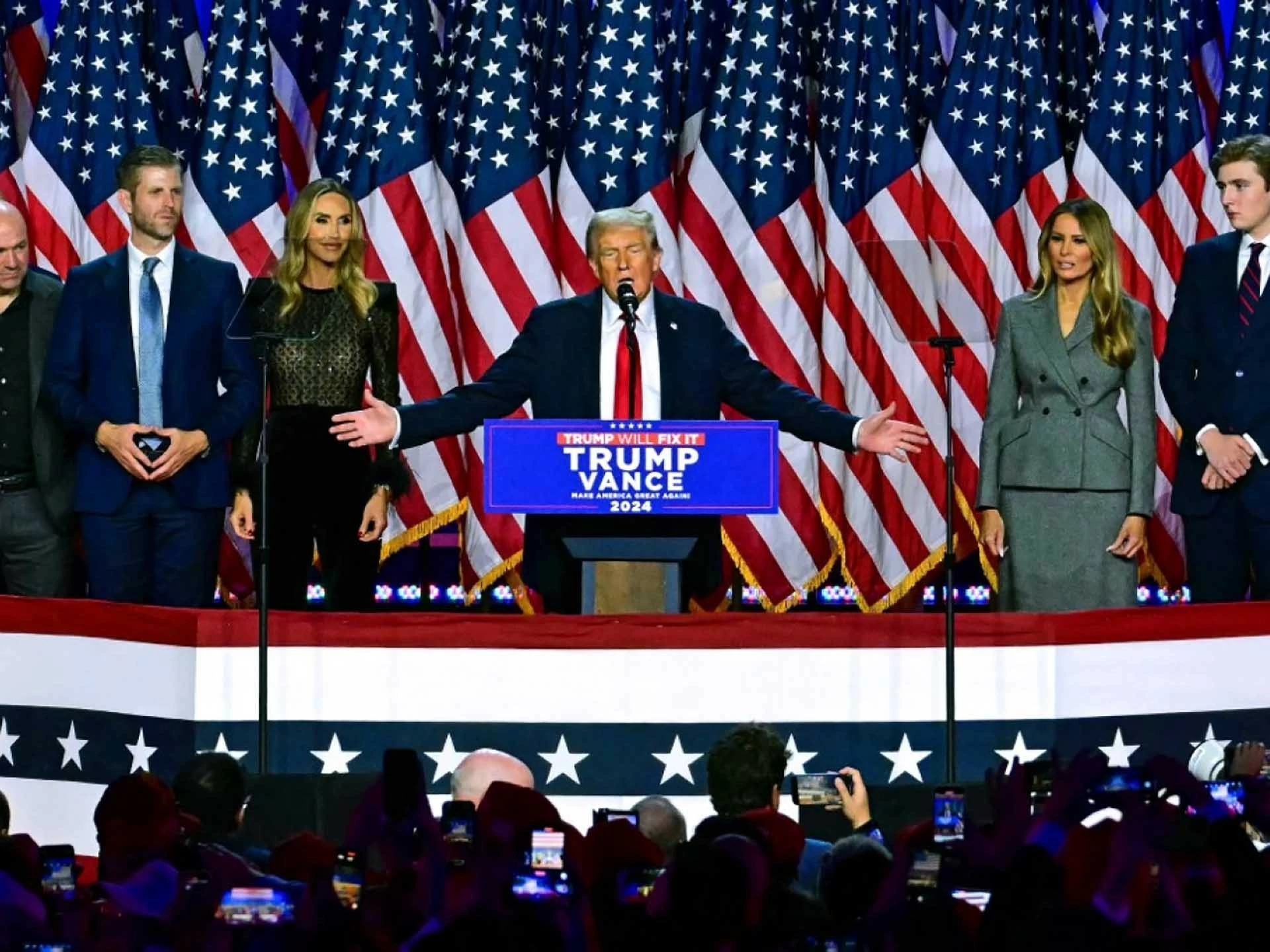 Ứng cử viên tổng thống đảng Cộng hòa Donald Trump cùng đồng minh và gia đình xuất hiện trên sân khấu tại Trung tâm Hội nghị West Palm Beach ở Florida, ngày 6/11. (Nguồn: AFP) Ứng cử viên tổng thống đảng Cộng hòa Donald Trump cùng đồng minh và gia đình xuất hiện trên sân khấu tại Trung tâm Hội nghị West Palm Beach ở Florida, ngày 6/11. (Nguồn: AFP)