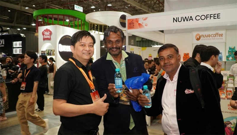 Khách quốc tế trải nghiệm Nuwa Daily trong triển lãm. Khách quốc tế trải nghiệm Nuwa Daily trong triển lãm.