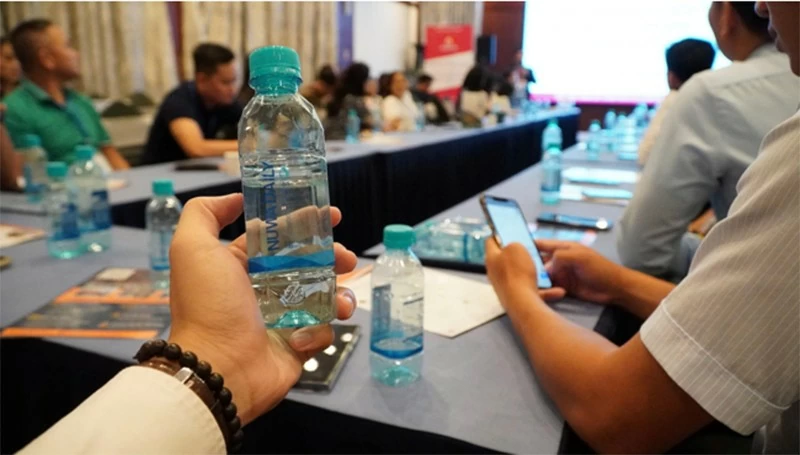 Nuwa Daily được dùng tại hội thảo trong khuôn khổ triển lãm. Nuwa Daily được dùng tại hội thảo trong khuôn khổ triển lãm.