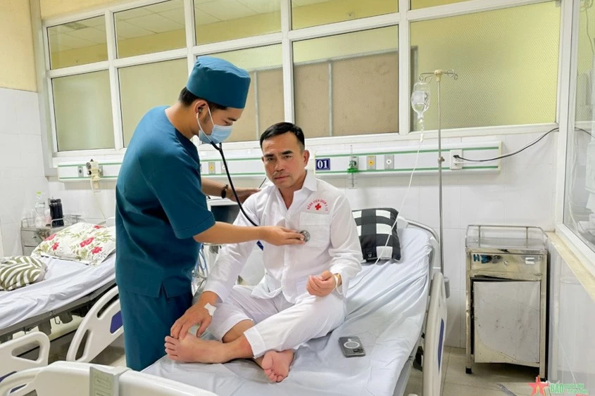 Đại tướng Phan Văn Giang khen ngợi hai phi công xử lý kịp thời bất trắc khi điều khiển máy bay Đại tướng Phan Văn Giang khen ngợi hai phi công đã bình Đại tướng Phan Văn Giang khen ngợi hai phi công xử lý kịp thời bất trắc khi điều khiển máy bay Đại tướng Phan Văn Giang khen ngợi hai phi công đã bình