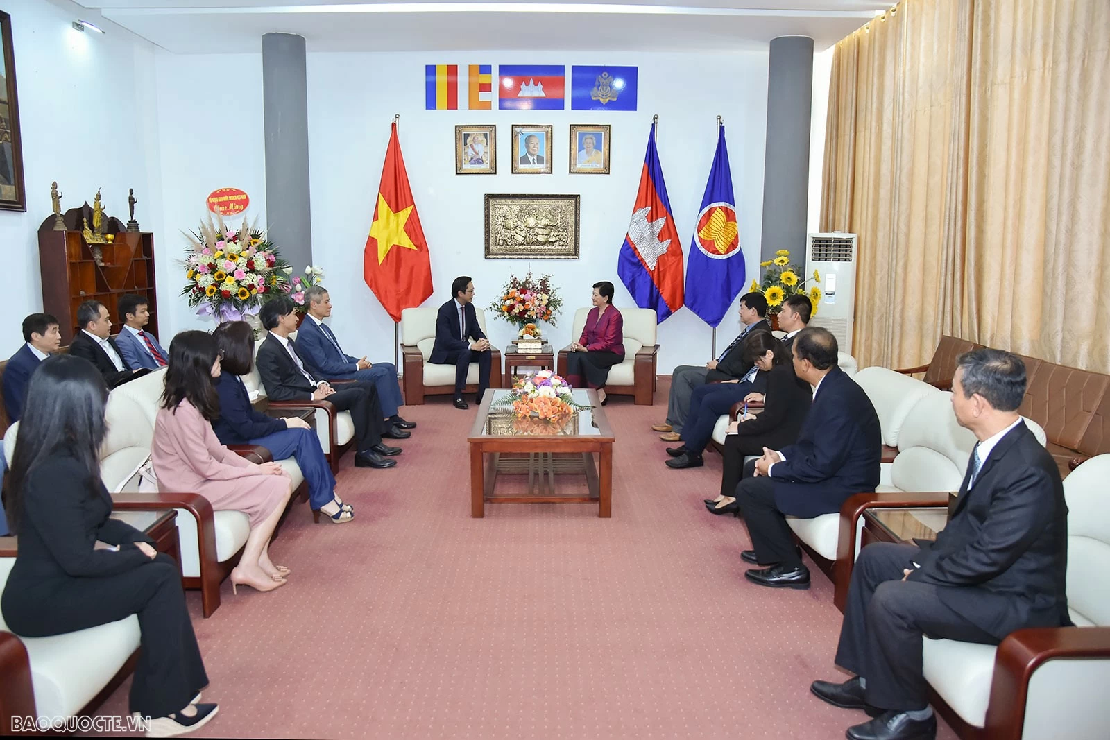 Lãnh đạo Bộ Ngoại giao chúc mừng Quốc khánh Vương quốc Campuchia Lãnh đạo Bộ Ngoại giao chúc mừng Quốc khánh Vương quốc Campuchia