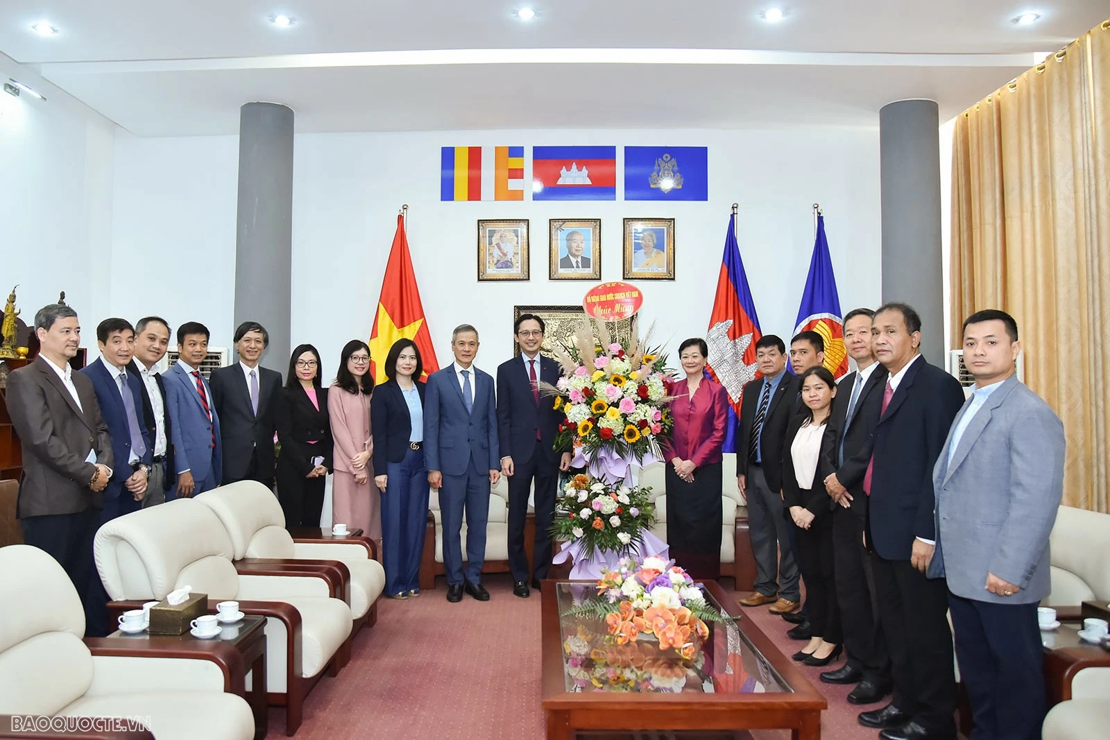 Lãnh đạo Bộ Ngoại giao chúc mừng Quốc khánh Vương quốc Campuchia Lãnh đạo Bộ Ngoại giao chúc mừng Quốc khánh Vương quốc Campuchia