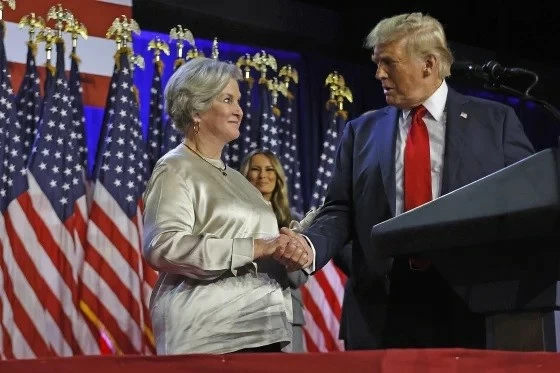 Ứng cử viên tổng thống đảng Cộng hòa, cựu Tổng thống Hoa Kỳ Donald Trump khen ngợi cố vấn cấp cao trong chiến dịch tranh cử của mình là Susie Wiles trong sự kiện đêm bầu cử tại Trung tâm Hội nghị Palm Beach vào ngày 06 tháng 11 năm 2024 tại West Palm Beach, Florida Ứng cử viên tổng thống đảng Cộng hòa, cựu Tổng thống Hoa Kỳ Donald Trump khen ngợi cố vấn cấp cao trong chiến dịch tranh cử của mình là Susie Wiles trong sự kiện đêm bầu cử tại Trung tâm Hội nghị Palm Beach vào ngày 06 tháng 11 năm 2024 tại West Palm Beac