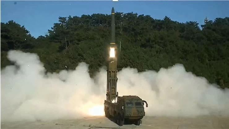 Một tên lửa đạn đạo Hyunmoo-II được phóng từ bệ phóng di động (TEL) ở Taean, tỉnh Chungcheong Nam, trong bức ảnh do Hội đồng Tham mưu trưởng Liên quân (JCS) cung cấp, ngày 8 tháng 11. Yonhap Một tên lửa đạn đạo Hyunmoo-II được phóng từ bệ phóng di động (TEL) ở Taean, tỉnh Chungcheong Nam, trong bức ảnh do Hội đồng Tham mưu trưởng Liên quân (JCS) cung cấp, ngày 8 tháng 11. Yonhap