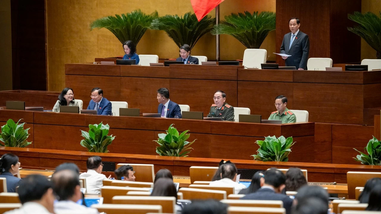 Phó Chủ tịch Quốc hội, Thượng tướng Trần Quang Phương điều hành phiên họp tại hội trường sáng 8/11. Phó Chủ tịch Quốc hội, Thượng tướng Trần Quang Phương điều hành phiên họp tại hội trường sáng 8/11.