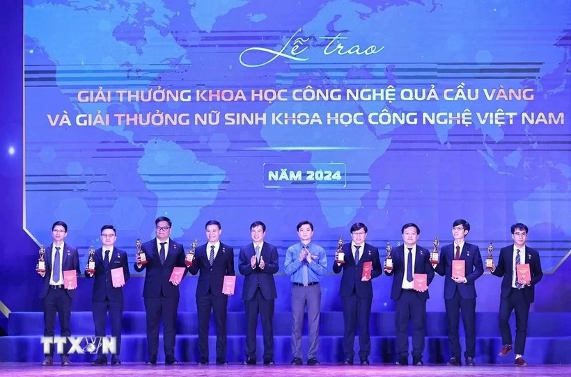 Bí thư Trung ương Đoàn Nguyễn Minh Triết trao Giải thưởng Khoa học công nghệ Quả Cầu Vàng cho các tài năng trẻ. (Ảnh: Minh Đức/TTXVN) Bí thư Trung ương Đoàn Nguyễn Minh Triết trao Giải thưởng Khoa học công nghệ Quả Cầu Vàng cho các tài năng trẻ. (Ảnh: Minh Đức/TTXVN)