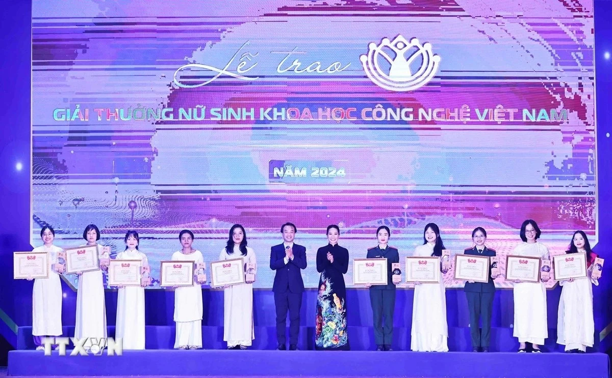 Ông Nguyễn Thiên Tú, Giám đốc Trung tâm Phát triển Khoa học công nghệ và Tài năng trẻ trao Giải thưởng Nữ sinh khoa học công nghệ Việt Nam cho các nữ sinh. (Ảnh: Minh Đức/TTXVN) Ông Nguyễn Thiên Tú, Giám đốc Trung tâm Phát triển Khoa học công nghệ và Tài năng trẻ trao Giải thưởng Nữ sinh khoa học công nghệ Việt Nam cho các nữ sinh. (Ảnh: Minh Đức/TTXVN)