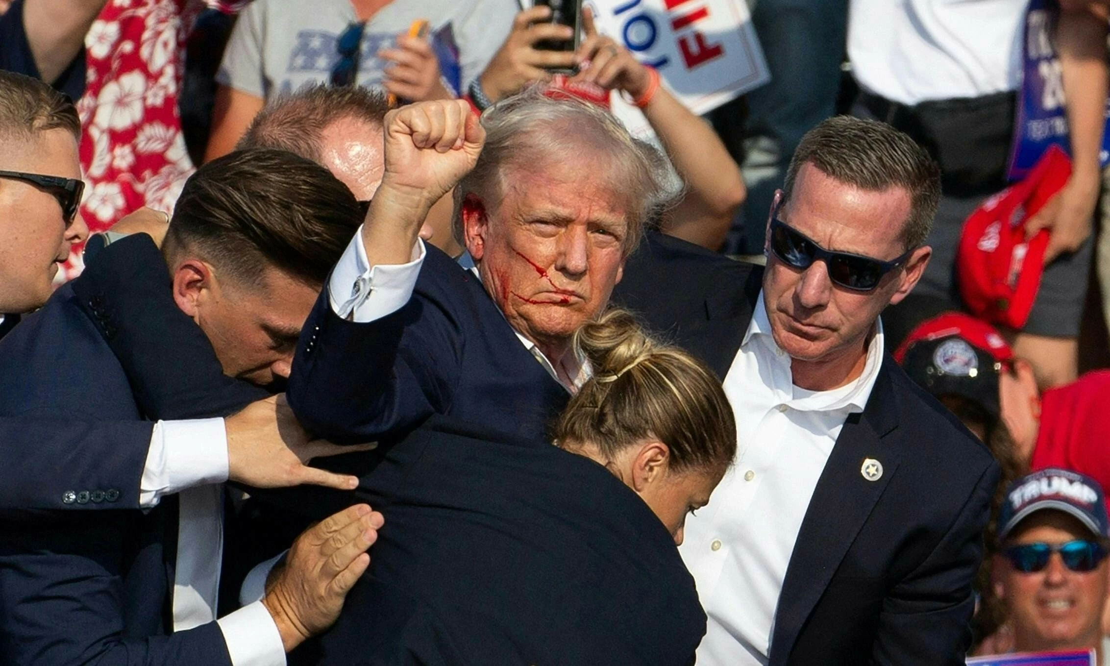 Ông Trump được mật vụ đưa khỏi sân khấu sau khi bị bắn tại Butler, Pennsylvania, ngày 13/7. Ảnh: AFP Ông Trump được mật vụ đưa khỏi sân khấu sau khi bị bắn tại Butler, Pennsylvania, ngày 13/7. Ảnh: AFP