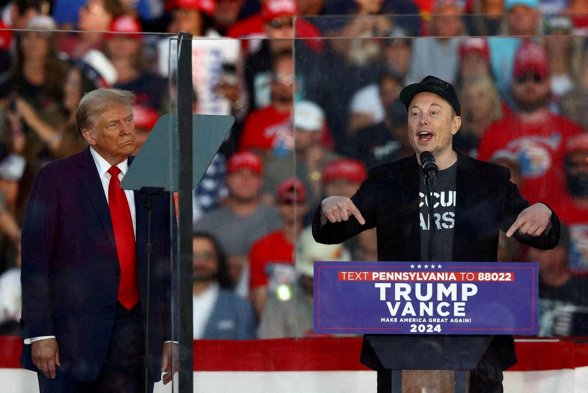 Tỷ phú Elon Musk xuất hiện tại một cuộc vận động tranh cử của ông Donald Trump tại Butler, Pennsylvania ngày 5/10 (Ảnh: Reuters). Tỷ phú Elon Musk xuất hiện tại một cuộc vận động tranh cử của ông Donald Trump tại Butler, Pennsylvania ngày 5/10 (Ảnh: Reuters).