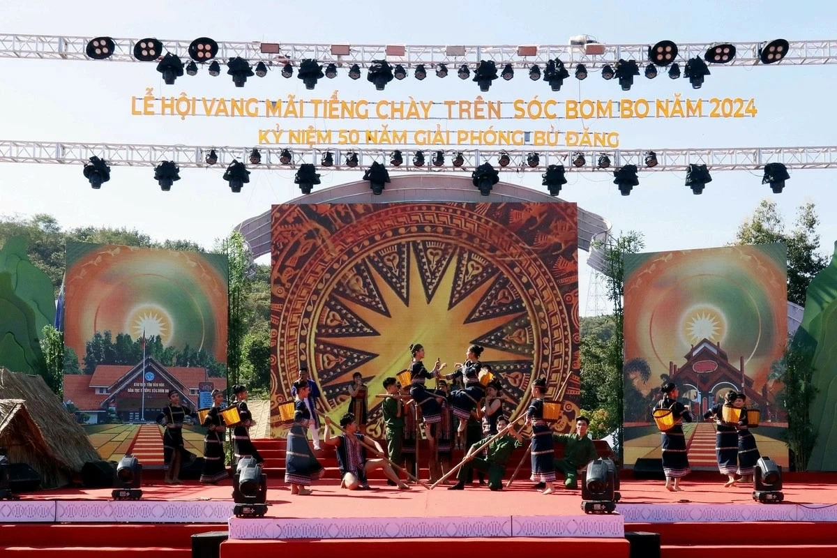 Sống lại thời đồn bào S’tiêng giã gạo nuôi quân chống Mỹ cứu nước Vang mãi tiếng chày trên sóc Bom Bo