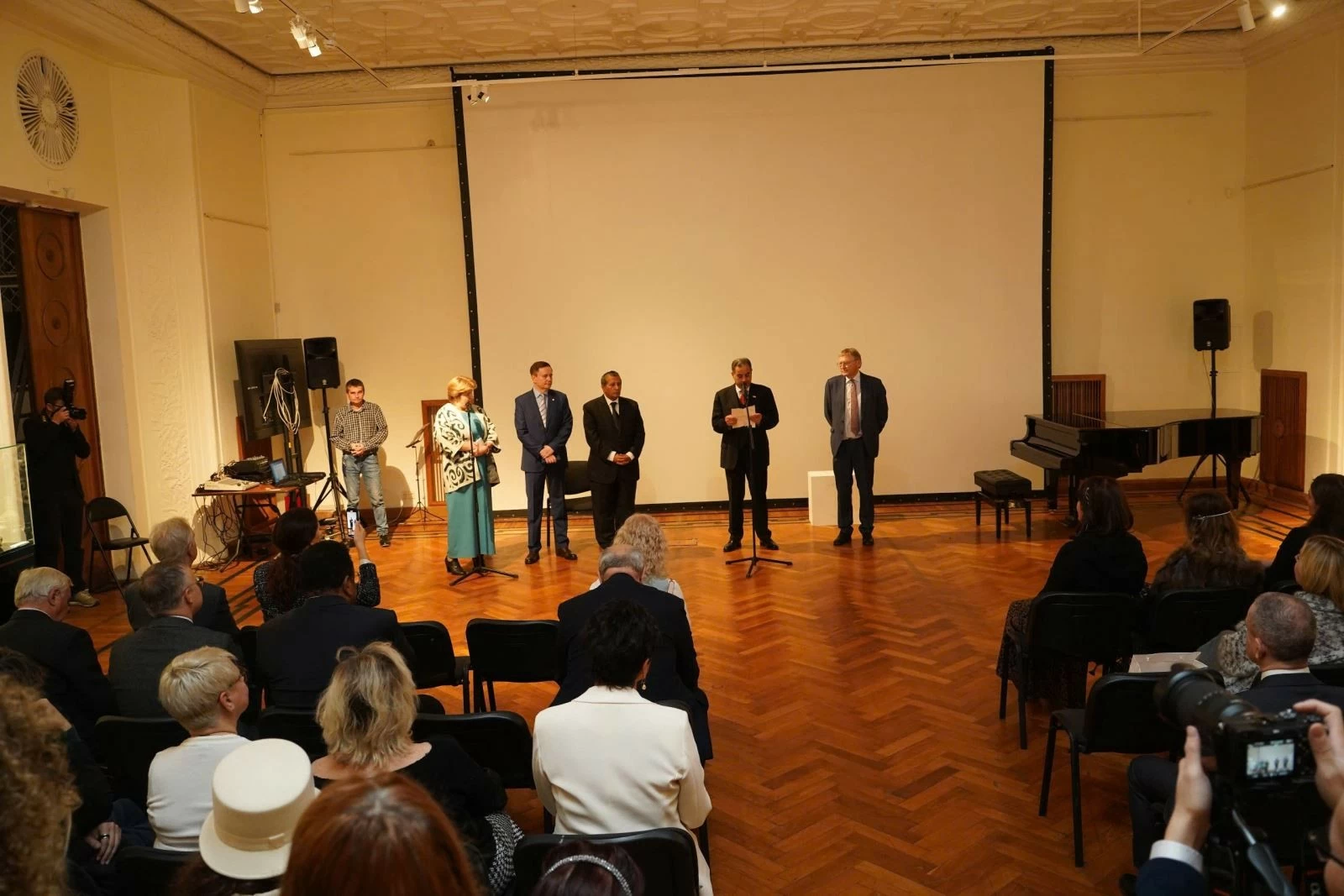 Khai mạc Triển lãm các tác phẩm nghệ thuật của các nhà ngoại giao lần thứ 5. (Nguồn: TTXVN) Khai mạc Triển lãm các tác phẩm nghệ thuật của các nhà ngoại giao lần thứ 5. (Nguồn: TTXVN)