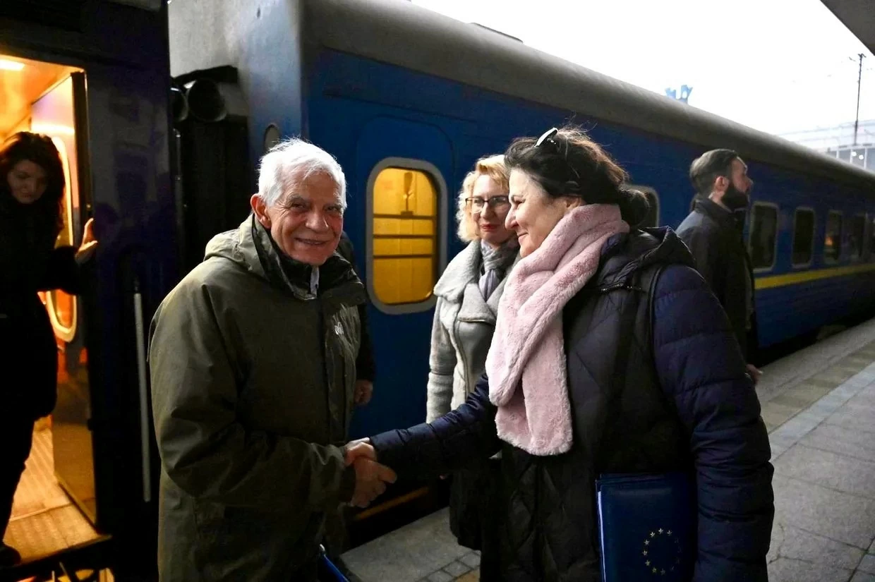 quan chức cấp cao phụ trách chính sách an ninh và đối ngoại của EU Josep Borrell đã tới thủ đô Kiev của Ukraine trong chuyến thăm cuối cùng trên cương vị người đứng đầu ngành ngoại giao của EU. quan chức cấp cao phụ trách chính sách an ninh và đối ngoại của EU Josep Borrell đã tới thủ đô Kiev của Ukraine trong chuyến thăm cuối cùng trên cương vị người đứng đầu ngành ngoại giao của EU.