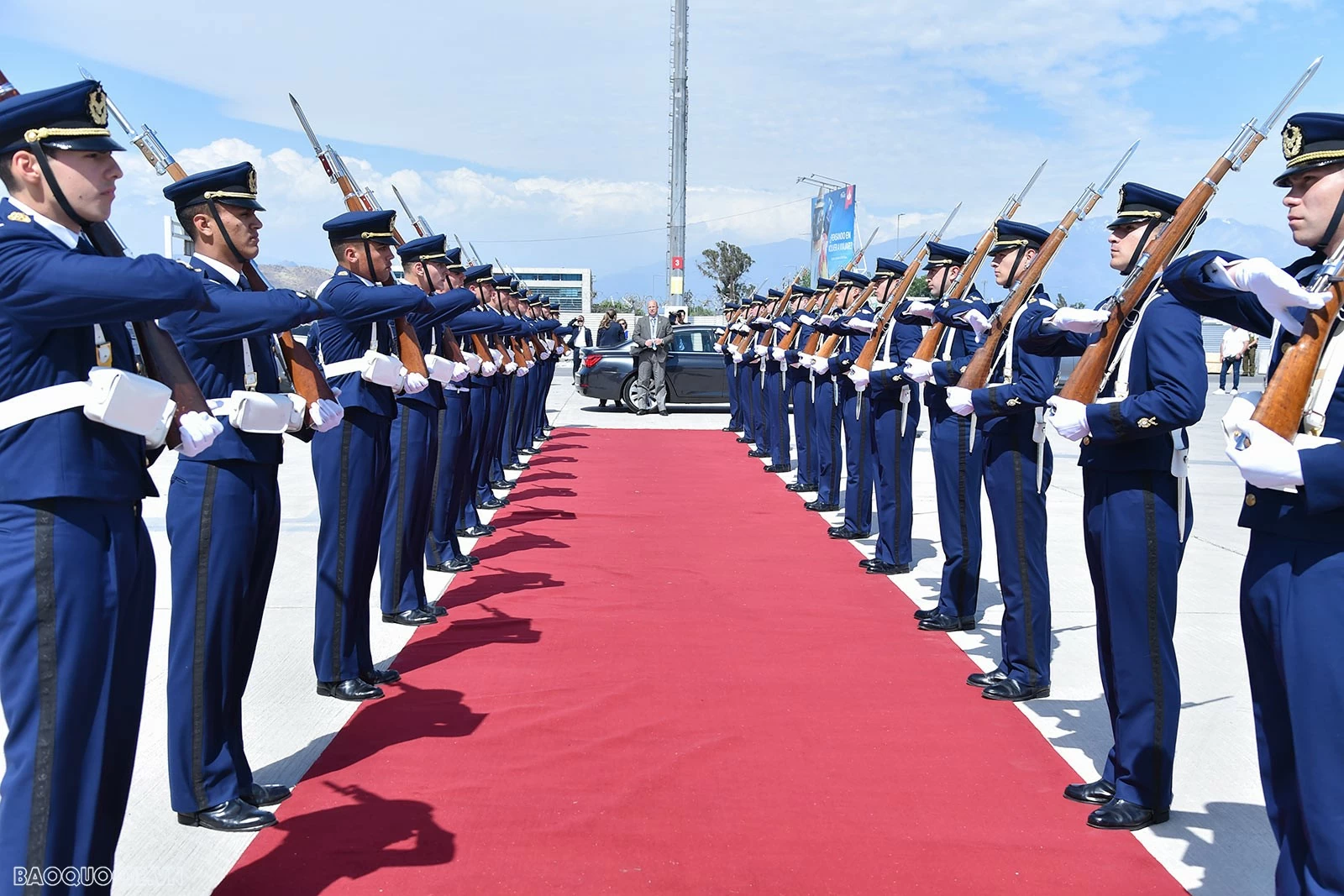 Chủ tịch nước Lương Cường đến thủ đô Santiago, bắt đầu thăm chính thức Cộng hòa Chile Chủ tịch nước Lương Cường đến thủ đô Santiago, bắt đầu thăm chính thức Cộng hòa Chile