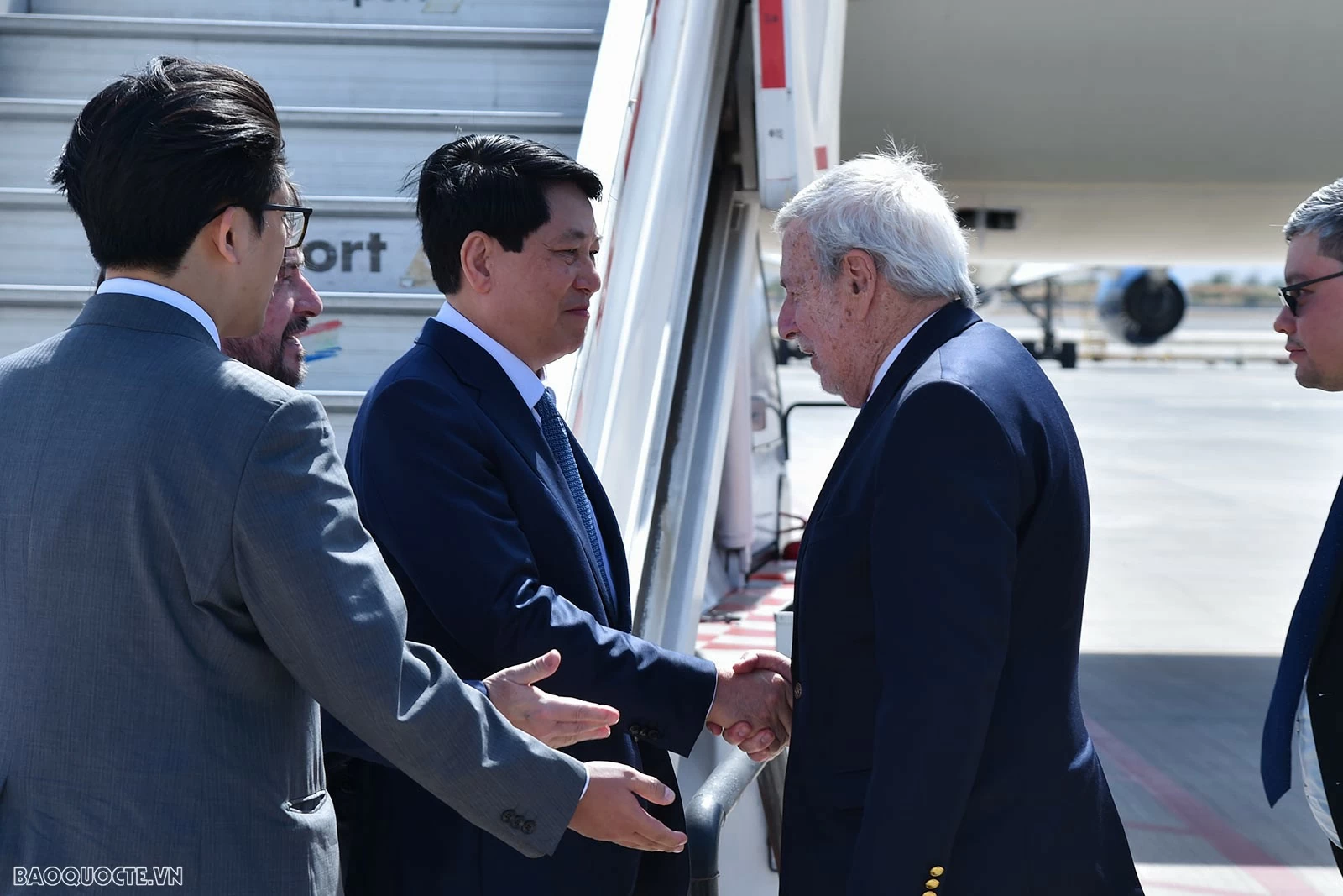 Toàn cảnh Chủ tịch nước Lương Cường đến thủ đô Santiago, bắt đầu thăm chính thức Cộng hòa Chile Toàn cảnh Chủ tịch nước Lương Cường đến thủ đô Santiago, bắt đầu thăm chính thức Cộng hòa Chile