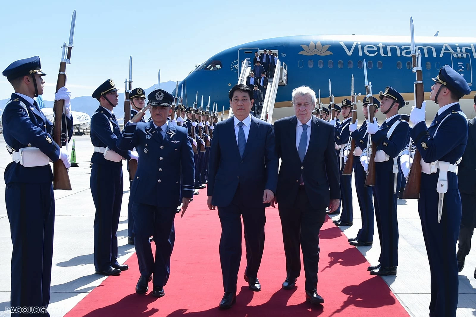 Toàn cảnh Chủ tịch nước Lương Cường đến thủ đô Santiago, bắt đầu thăm chính thức Cộng hòa Chile Toàn cảnh Chủ tịch nước Lương Cường đến thủ đô Santiago, bắt đầu thăm chính thức Cộng hòa Chile