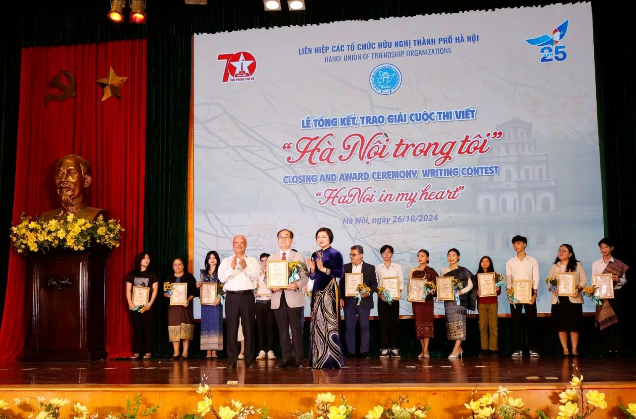 Giáo sư Ahn Kyong-hwan: Sứ giả văn hóa mang tâm hồn Hàn-Việt Giáo sư Ahn Kyong-hwan: Sứ giả văn hóa mang tâm hồn Hàn-Việt