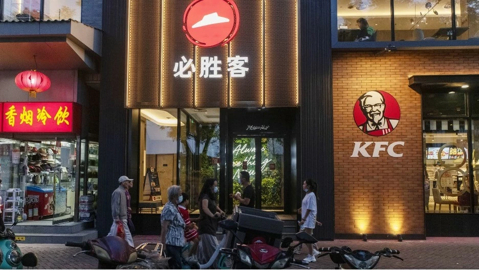 Cửa hàng Pizza Hut và KFC ở Trung Quốc. (Nguồn: CNBC) Cửa hàng Pizza Hut và KFC ở Trung Quốc. (Nguồn: CNBC)