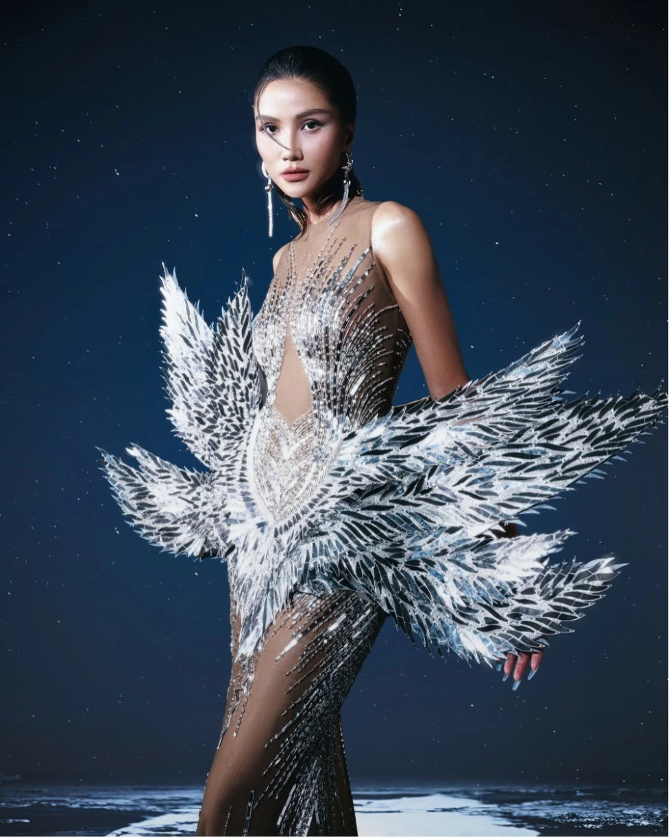 'Chiến binh' H'Hen Niê giữa bộ sưu tập vũ trụ, ngân hà của nhà thiết kế tài năng 'Chiến binh' H'Hen Niê giữa bộ sưu tập vũ trụ, ngân hà của nhà thiết kế tài năng