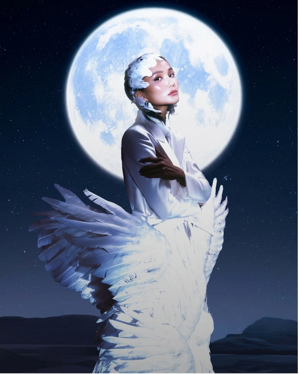 Hà Thanh Việt thử thách chính mình khi xử lý trang phục trên các chất liệu giả kim loại, kim loại mỏng hay lông chim để tạo hiệu ứng bắt mắt cho những chiếc cánh. Đối lập với phần cánh sắc bén là những chiếc áo blazer phom đứng hay phần tùng váy từ chất liệu satin bóng thể hiện sự thanh lịch - phong cách vốn đã gắn liền với những thiết kế xưa nay của nhà thiết kế đến từ Bình Định. Hà Thanh Việt thử thách chính mình khi xử lý trang phục trên các chất liệu giả kim loại, kim loại mỏng hay lông chim để tạo hiệu ứng bắt mắt cho những chiếc cánh. Đối lập với phần cánh sắc bén là những chiếc áo blazer phom đứng hay phần tùng váy từ chất liệu satin bóng thể hiện sự thanh lịch - phong cách vốn đã gắn liền với những thiết kế xưa nay của nhà thiết kế đến từ Bình Định.