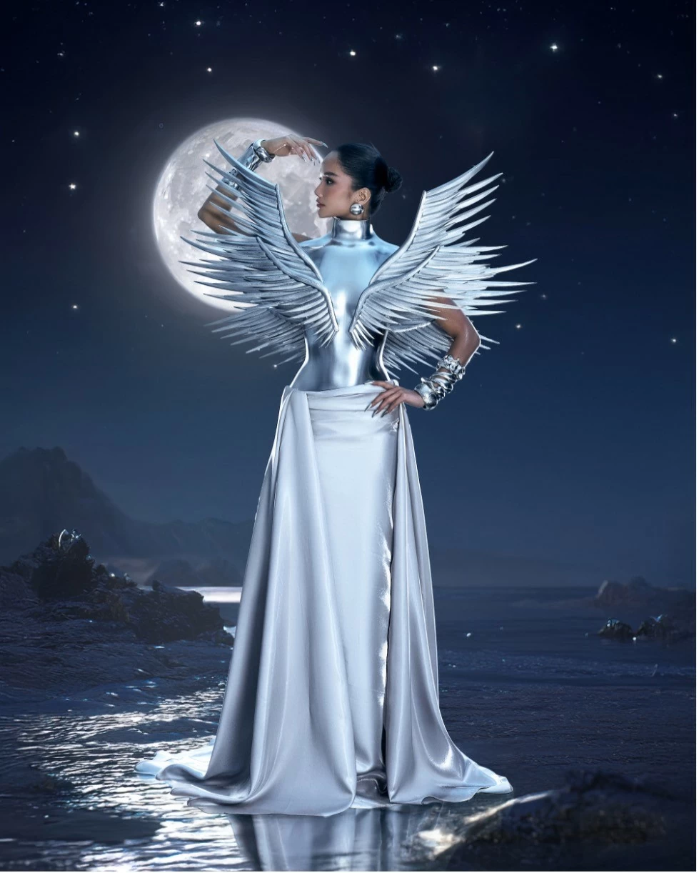 Qua bộ sưu tập, nhà mốt muốn thể hiện thông điệp của sự sáng tạo, khám phá và khát vọng vượt qua giới hạn, hướng tới tương lai. Qua bộ sưu tập, nhà mốt muốn thể hiện thông điệp của sự sáng tạo, khám phá và khát vọng vượt qua giới hạn, hướng tới tương lai.