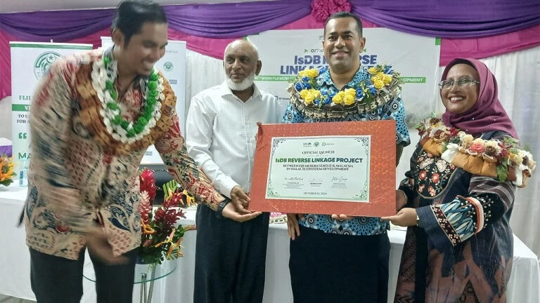 Liên đoàn Hồi giáo Fiji và Malaysia khởi động Dự án Phương thức liên kết ngược của Ngân hàng Phát triển Hồi giáo. (Nguồn: Liên đoàn Hồi giao Fiji) Liên đoàn Hồi giáo Fiji và Malaysia khởi động Dự án Phương thức liên kết ngược của Ngân hàng Phát triển Hồi giáo. (Nguồn: Liên đoàn Hồi giao Fiji)