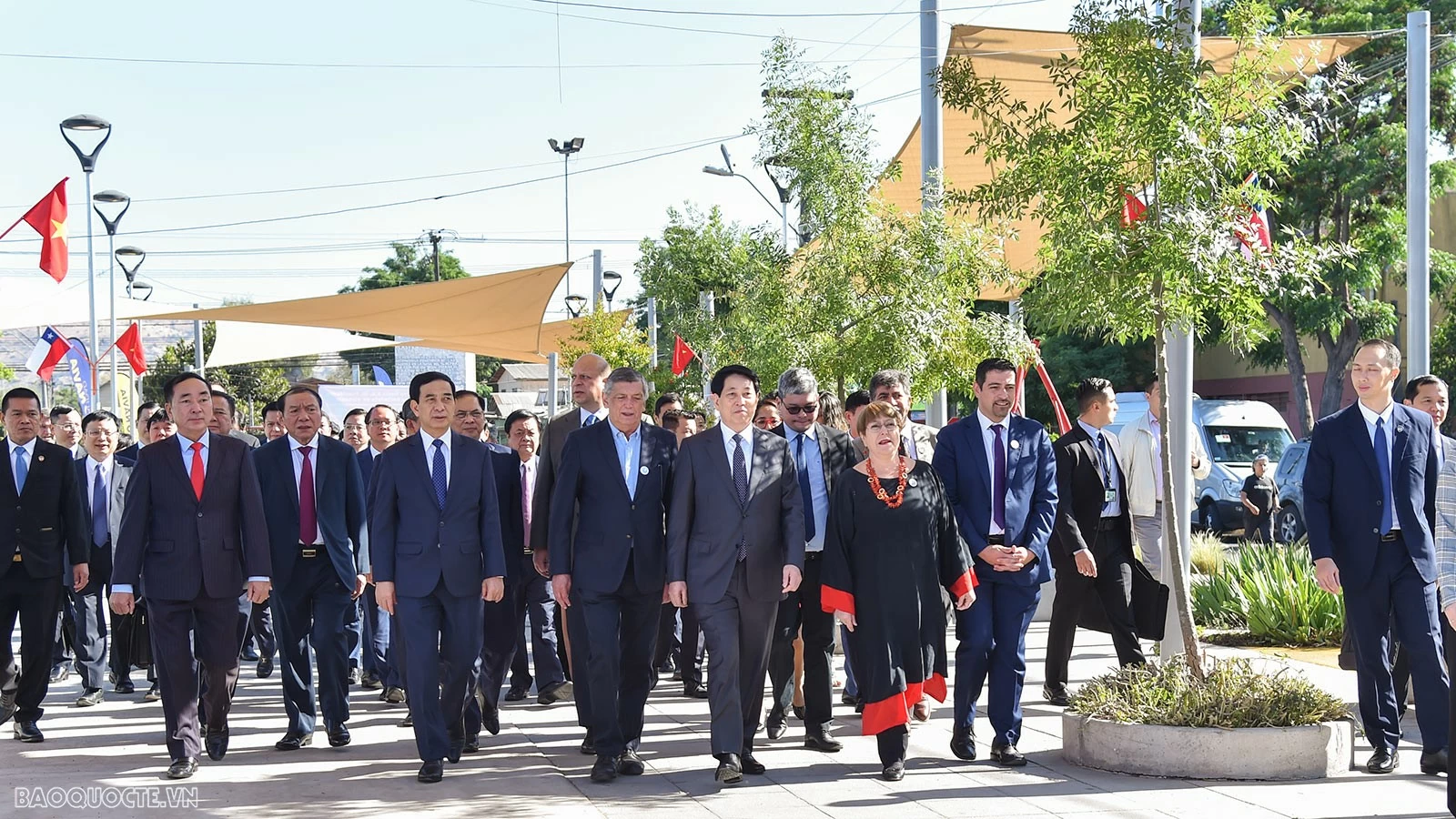 Chủ tịch nước Lương Cường dâng hương, đặt vòng hoa tưởng niệm tại Tượng đài Chủ tịch Hồ Chí Minh ở thủ đô Santiago, Chile Chủ tịch nước Lương Cường dâng hương, đặt vòng hoa tưởng niệm tại Tượng đài Chủ tịch Hồ Chí Minh ở thủ đô Santiago, Chile