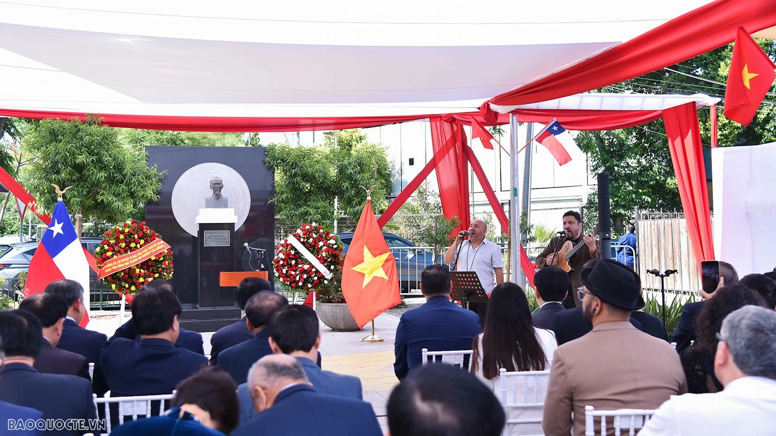 Chủ tịch nước Lương Cường dâng hương, đặt vòng hoa tưởng niệm tại Tượng đài Chủ tịch Hồ Chí Minh ở thủ đô Santiago, Chile Chủ tịch nước Lương Cường dâng hương, đặt vòng hoa tưởng niệm tại Tượng đài Chủ tịch Hồ Chí Minh ở thủ đô Santiago, Chile