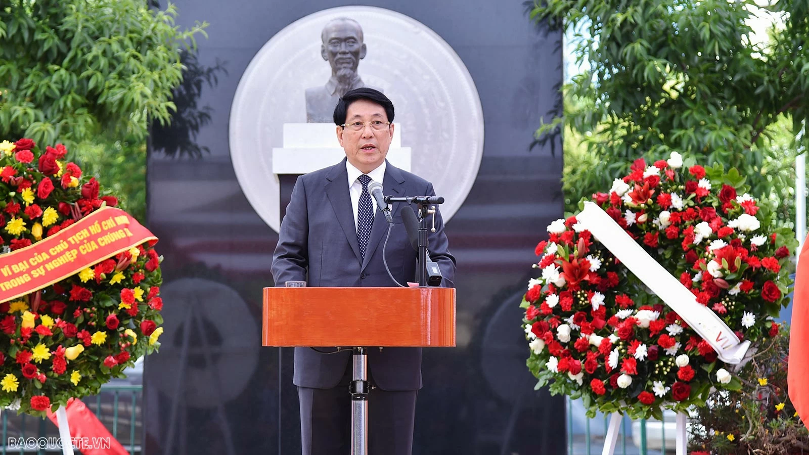 Chủ tịch nước Lương Cường dâng hương tại Tượng đài Chủ tịch Hồ Chí Minh ở thủ đô Santiago, Chile Chủ tịch nước Lương Cường dâng hương tại Tượng đài Chủ tịch Hồ Chí Minh ở thủ đô Santiago, Chile