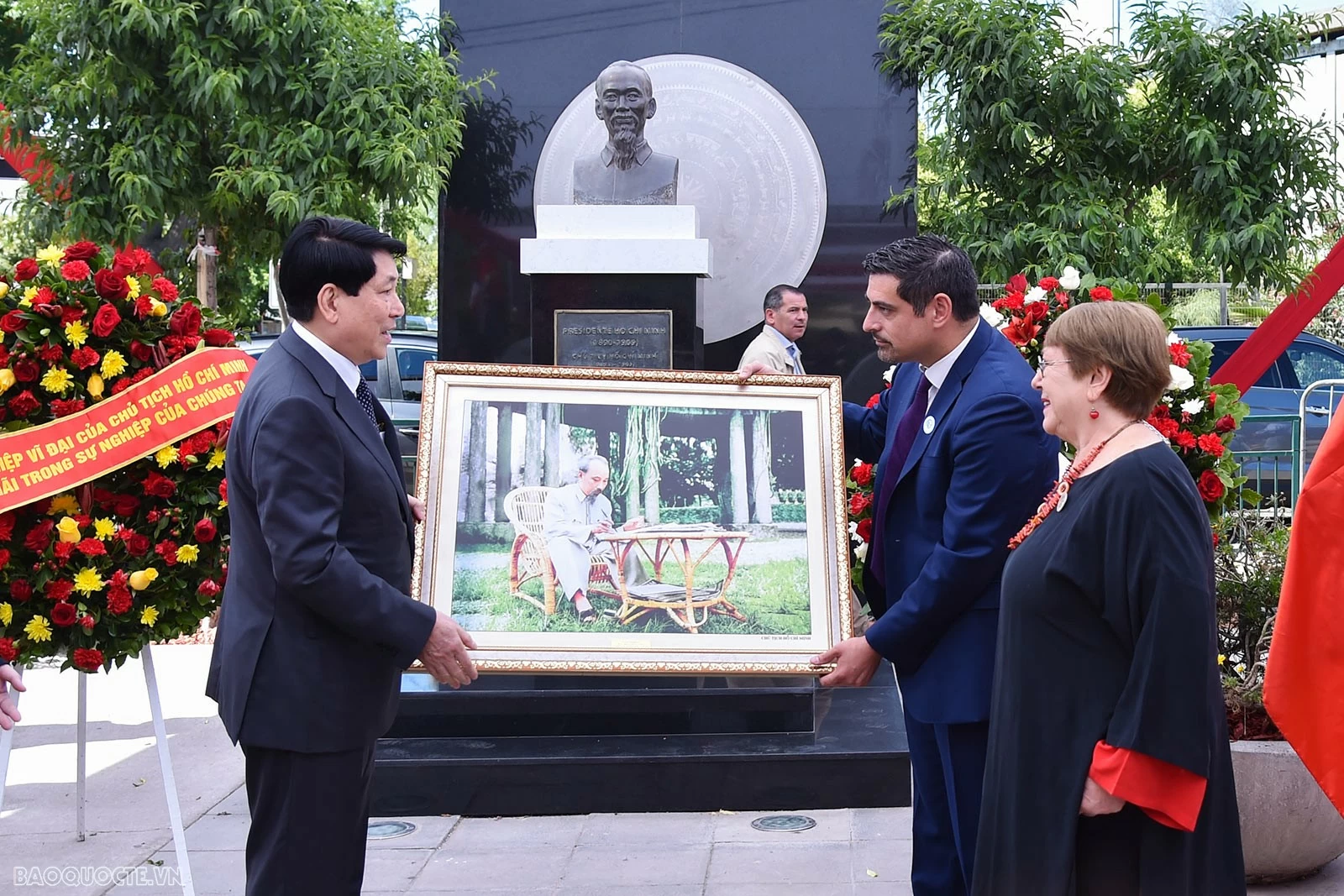 Chủ tịch nước Lương Cường dâng hương, đặt vòng hoa tưởng niệm tại Tượng đài Chủ tịch Hồ Chí Minh ở thủ đô Santiago, Chile Chủ tịch nước Lương Cường dâng hương, đặt vòng hoa tưởng niệm tại Tượng đài Chủ tịch Hồ Chí Minh ở thủ đô Santiago, Chile