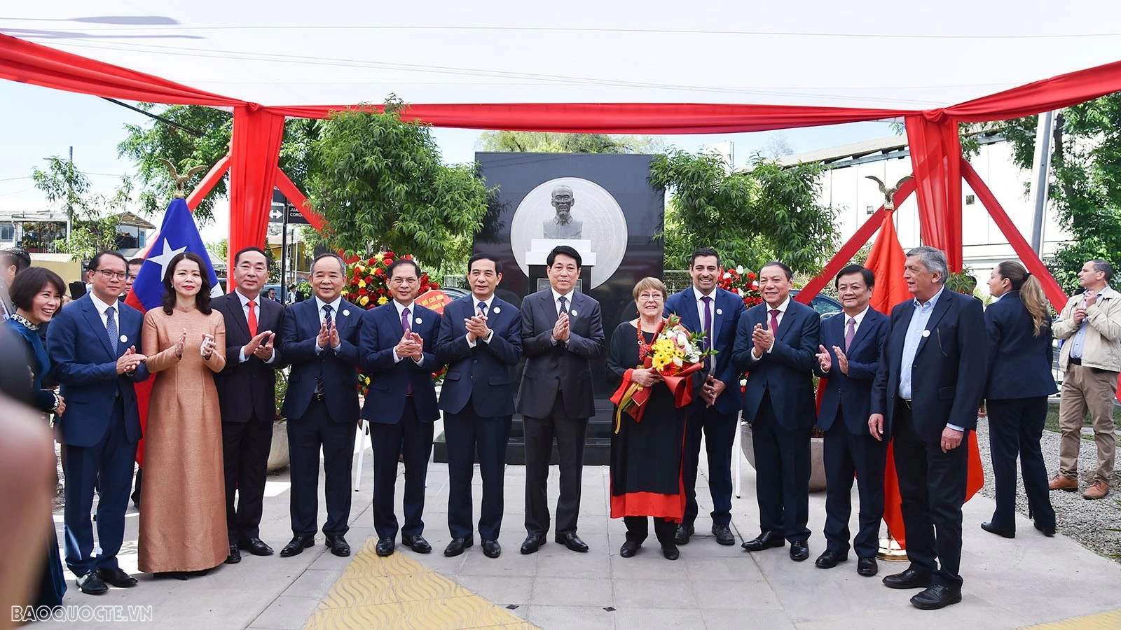 Chủ tịch nước Lương Cường dâng hương, đặt vòng hoa tưởng niệm tại Tượng đài Chủ tịch Hồ Chí Minh ở thủ đô Santiago, Chile Chủ tịch nước Lương Cường dâng hương, đặt vòng hoa tưởng niệm tại Tượng đài Chủ tịch Hồ Chí Minh ở thủ đô Santiago, Chile