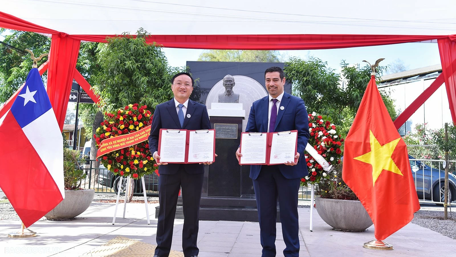 Chủ tịch nước Lương Cường dâng hương tại Tượng đài Chủ tịch Hồ Chí Minh ở thủ đô Santiago, Chile Chủ tịch nước Lương Cường dâng hương tại Tượng đài Chủ tịch Hồ Chí Minh ở thủ đô Santiago, Chile