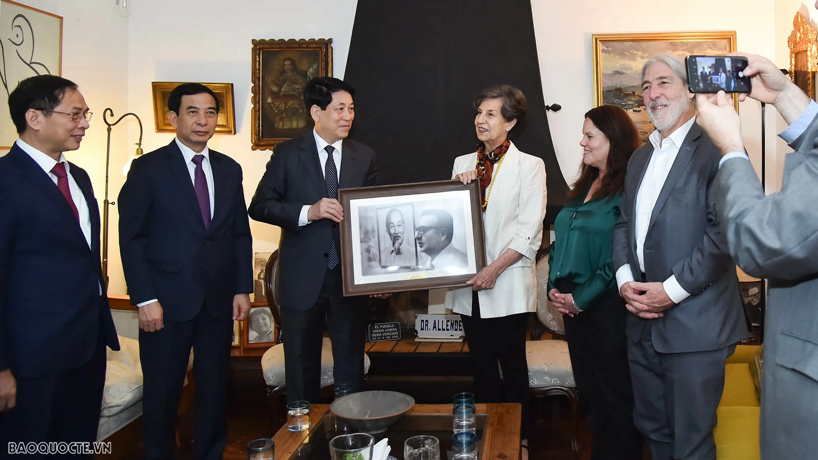 Chủ tịch nước Lương Cường tặng ảnh cho gia đình cố Tổng thống Chile Salvador Allende. (Ảnh: Tuấn Anh) Chủ tịch nước Lương Cường tặng ảnh cho gia đình cố Tổng thống Chile Salvador Allende. (Ảnh: Tuấn Anh)