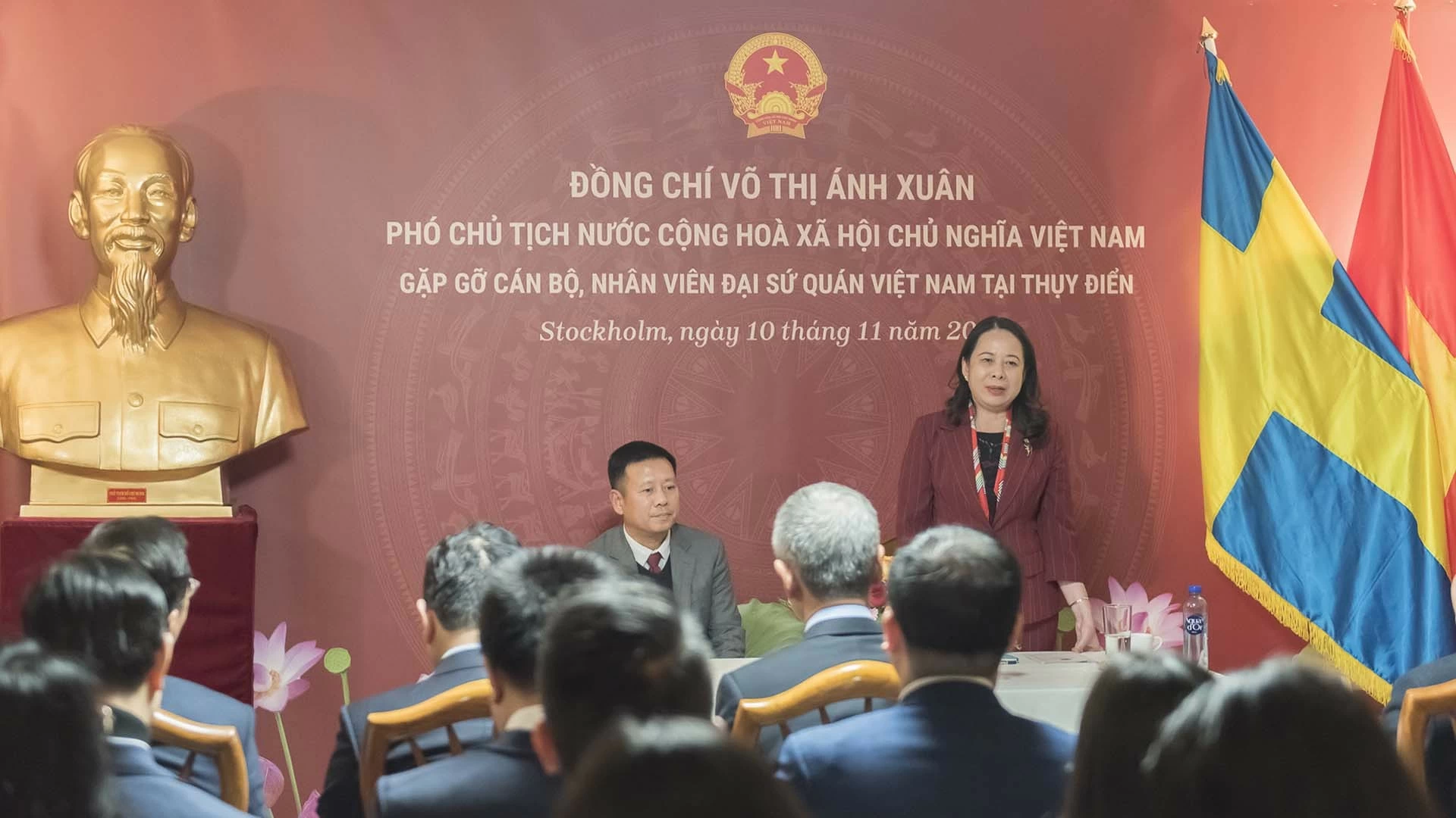 Phó Chủ tịch nước Võ Thị Ánh Xuân đến thăm và nói chuyện với cán bộ, nhân viên Đại sứ quán Việt Nam tại Thụy Điển. Phó Chủ tịch nước Võ Thị Ánh Xuân đến thăm và nói chuyện với cán bộ, nhân viên Đại sứ quán Việt Nam tại Thụy Điển.