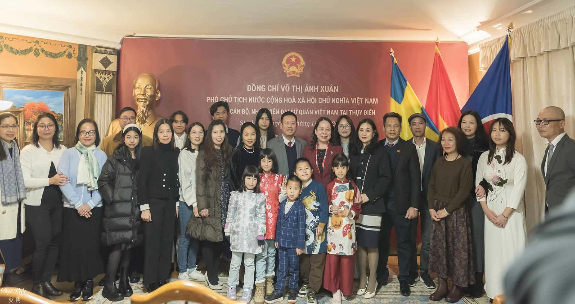 Phó Chủ tịch nước Võ Thị Ánh Xuân đến thăm và nói chuyện với cán bộ, nhân viên Đại sứ quán Việt Nam tại Thụy Điển. Phó Chủ tịch nước Võ Thị Ánh Xuân đến thăm và nói chuyện với cán bộ, nhân viên Đại sứ quán Việt Nam tại Thụy Điển.