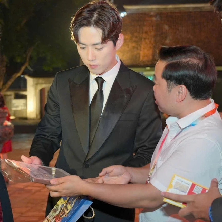 'Cover of Future' chosen as HANIFF gift Tranh 'Vỏ Tương lai' được chọn làm quà tặng HANIFF