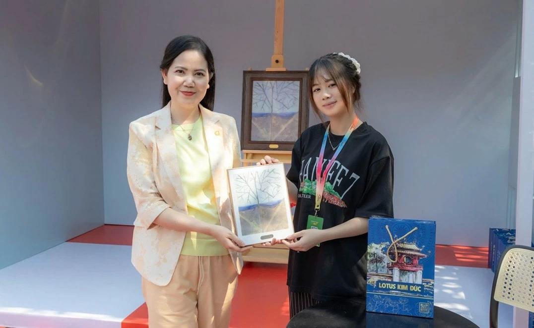 'Cover of Future' chosen as HANIFF gift Tranh 'Vỏ Tương lai' được chọn làm quà tặng HANIFF
