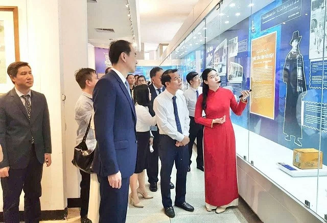Theo dấu chân Chủ tịch Hồ Chí Minh ở Trung Quốc Theo dấu chân Chủ tịch Hồ Chí Minh ở Trung Quốc