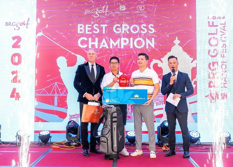 Golf thủ Lê Minh Nghĩa (thứ hai từ trái qua) giành chức vô địch BRG Golf Hanoi Festival 2024 với tổng điểm 155 gậy Golf thủ Lê Minh Nghĩa (thứ hai từ trái qua) giành chức vô địch BRG Golf Hanoi Festival 2024 với tổng điểm 155 gậy