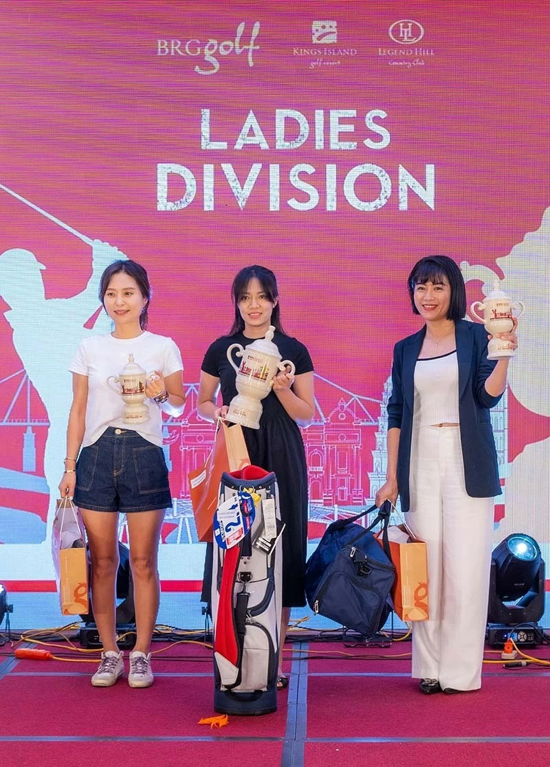 Nữ golf thủ Trương Hà Mi (giữa) giành chức vô địch BRG Golf Hanoi Festival 2024 với tổng điểm 129 gậy Nữ golf thủ Trương Hà Mi (giữa) giành chức vô địch BRG Golf Hanoi Festival 2024 với tổng điểm 129 gậy